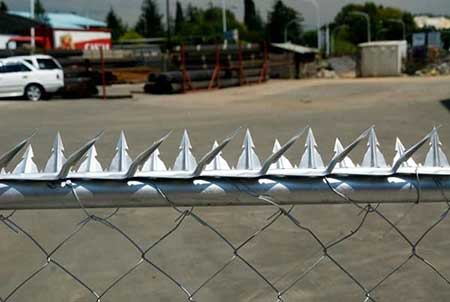 razor spikes on gate